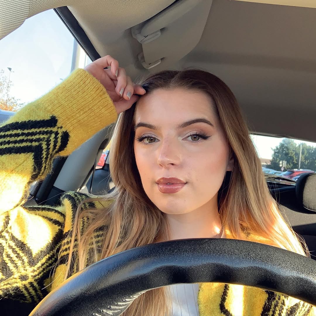 Decided today to do cute makeup, wear a cute outfit & take myself for a lil hot chocolate with my book   then went shopping & it was so relaxing 🫶  solo dates are so good for the soul & v therapeutic  Eyes@jordana.jpg